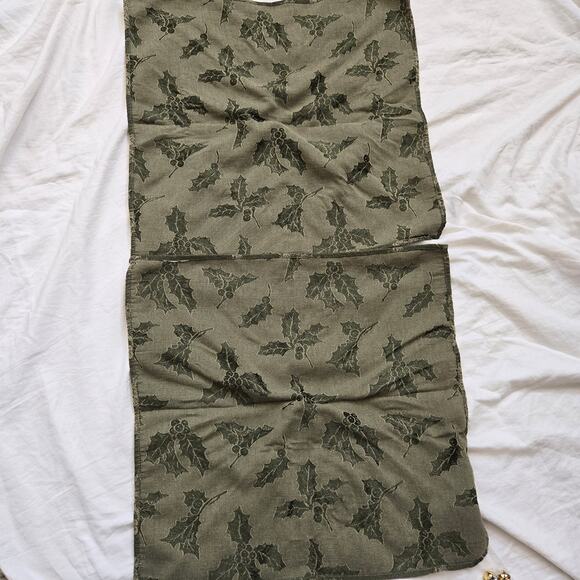 Holly Berry Set of 4 Placemat/Napkin w Gold/Silver Tone Jingle Bell Napkin Rings - Picture 7 of 16